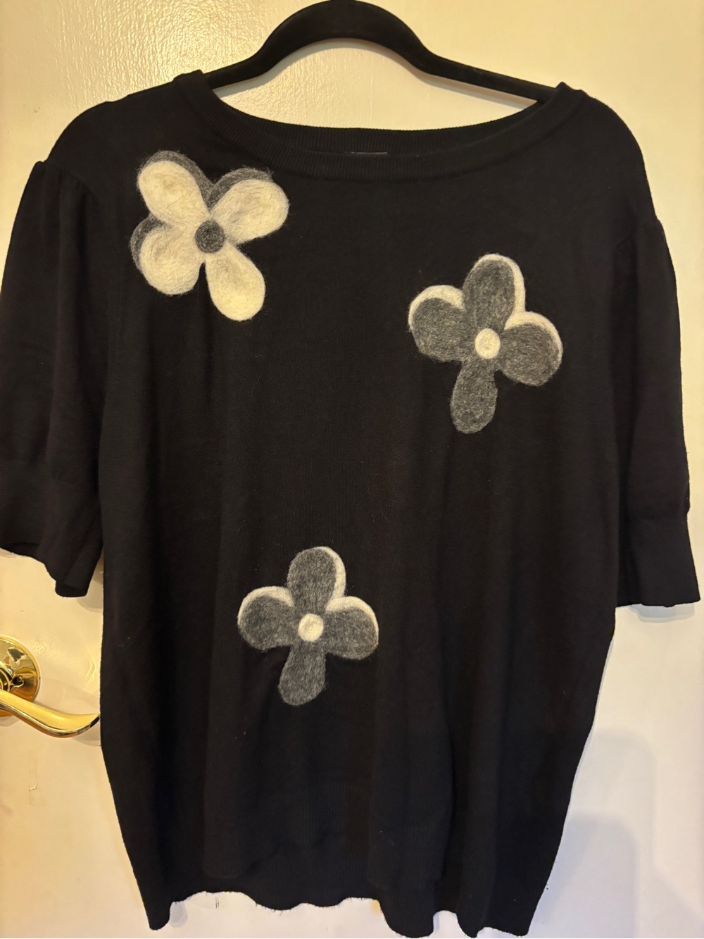 Black Floral Appliqué Short-Sleeve Knit Top Aaeda 1X